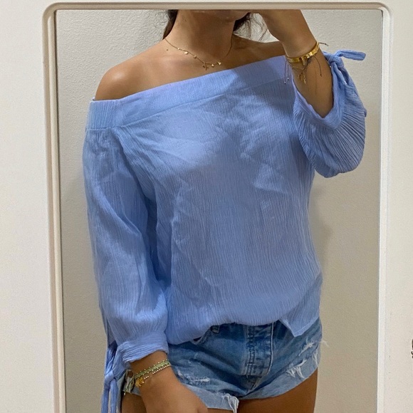 Ann Taylor Tops - Ann Taylor petite off the shoulder flowy top